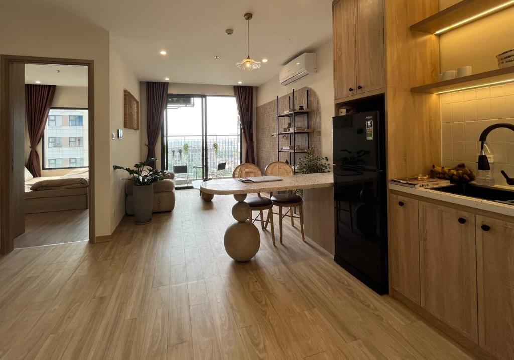 2BR Vinhomes Apartment Swimming pool & villa view