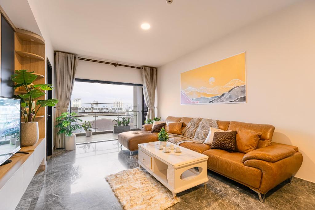Exclusive 2-3 Bedroom Apartment in District 1 FREE Pool Gym Sauna