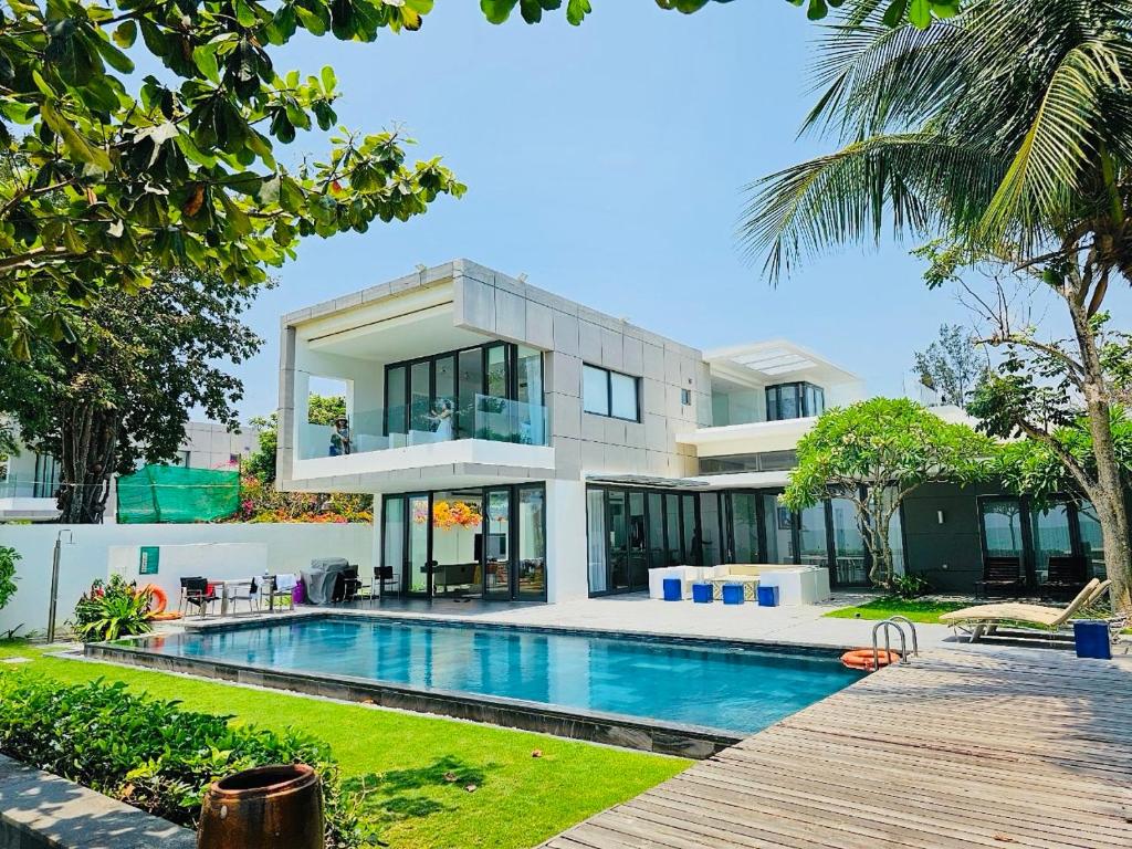 Premium BEACHFRONT VILLA 5 BEDROOMS 1000M2 SANCTUARY HO TRAM RESORT ll BBQ