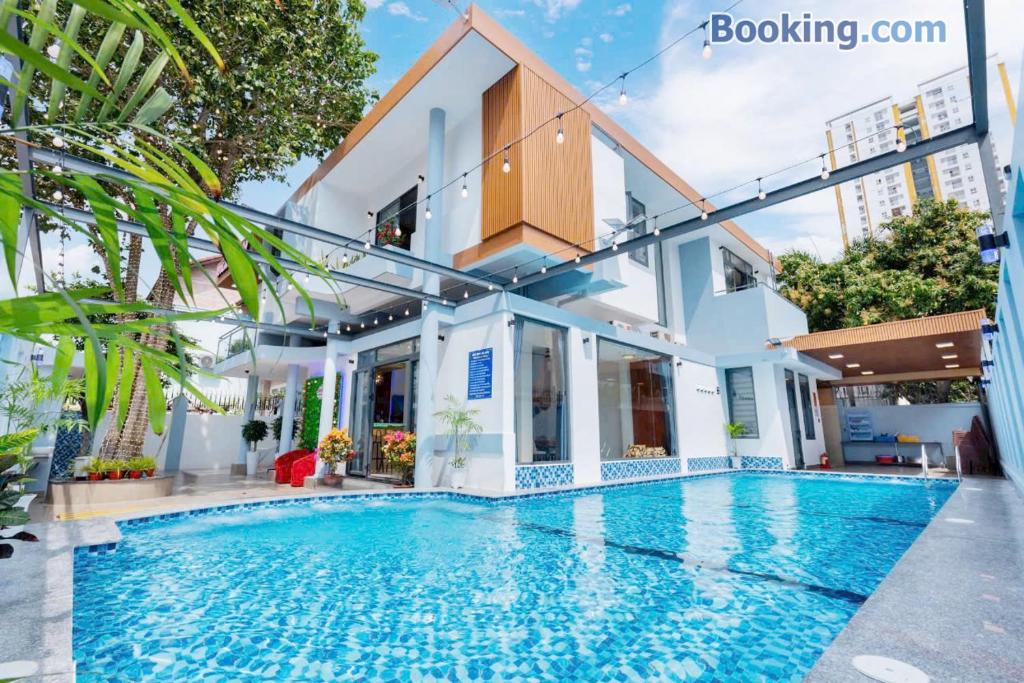 Biệt thự Nhiều Phòng có Hồ Bơi Khu Á Châu Bãi Sau