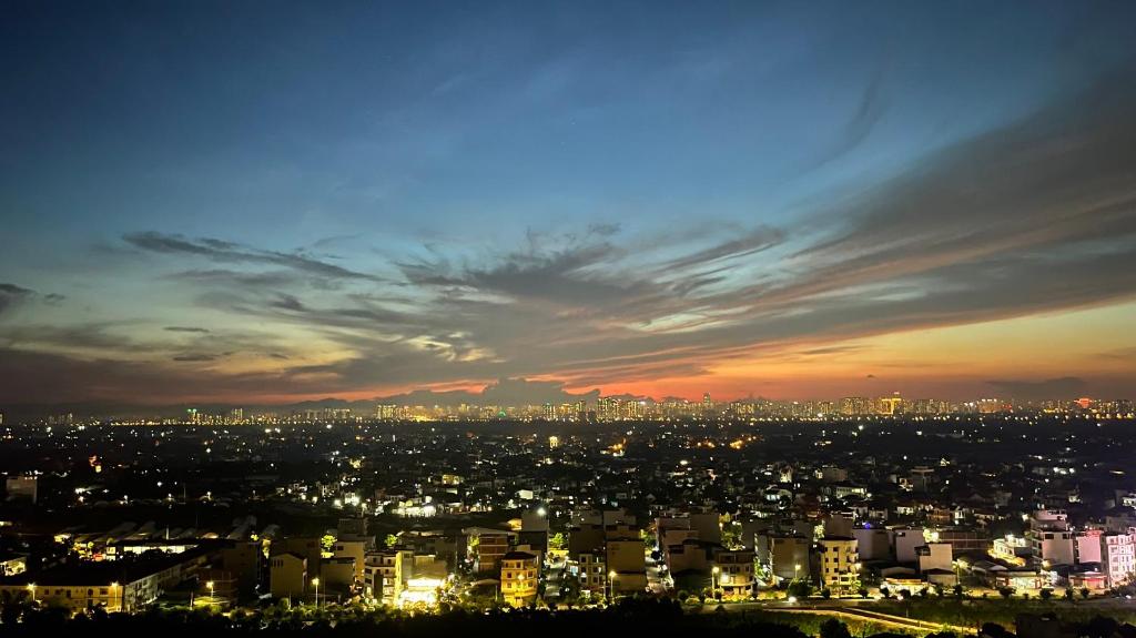 Haven in Hanoi - Brand new, super green and amazing sunset view homestay 20min by bus to Hanoi center
