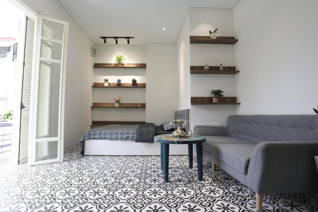 Centrally Located - Balcony Homestay