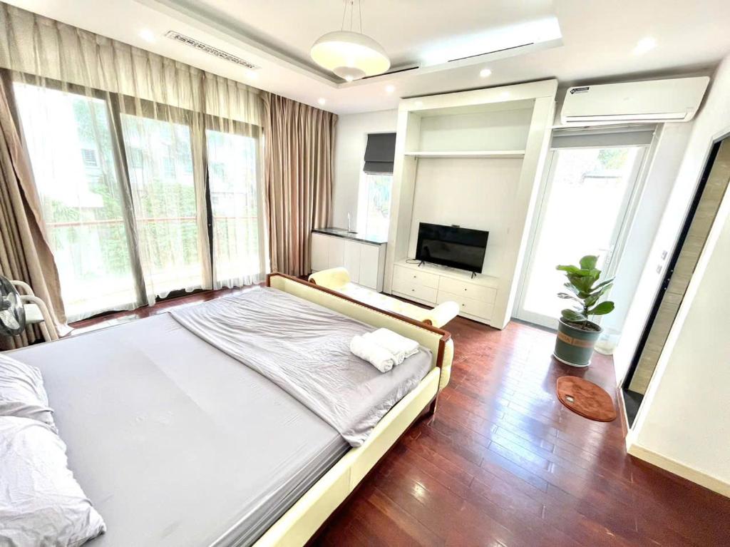 67131 BR Apt Cozy studio Ho Tay spacious balcony full sunlight