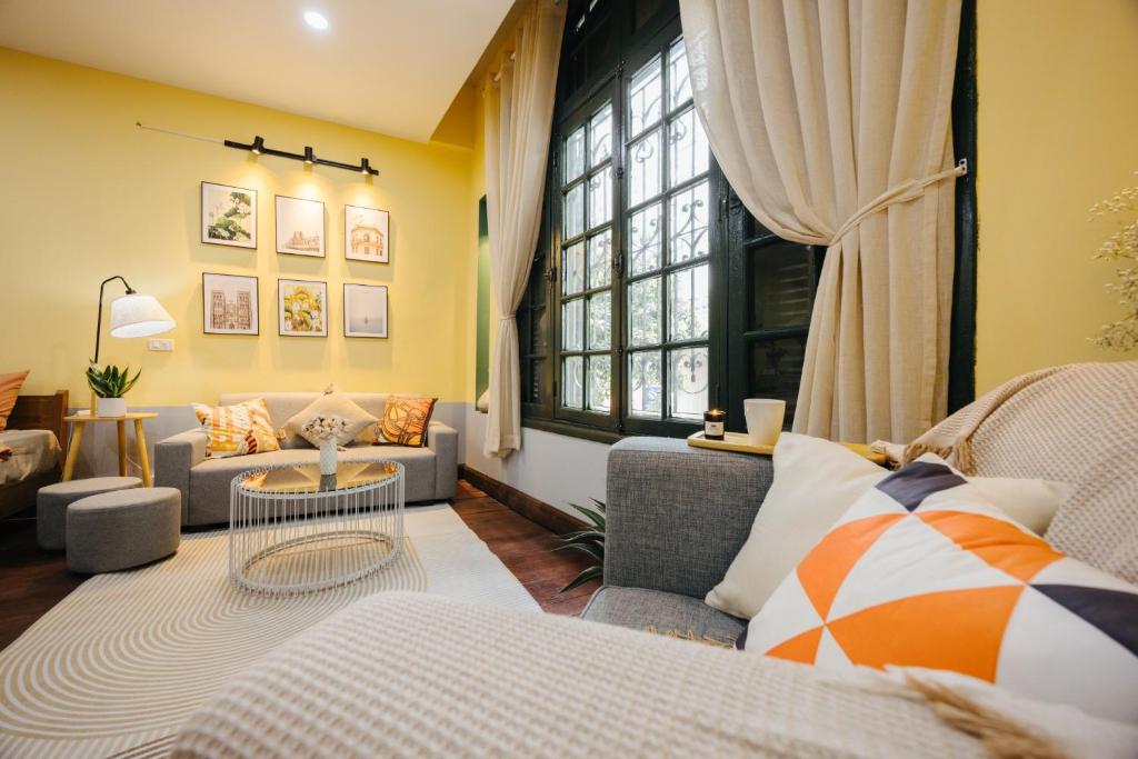 Duplex 3beds old quarter- big window street view