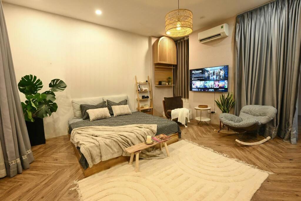 JJ Hanoi Lakeview Hidden Netflix
