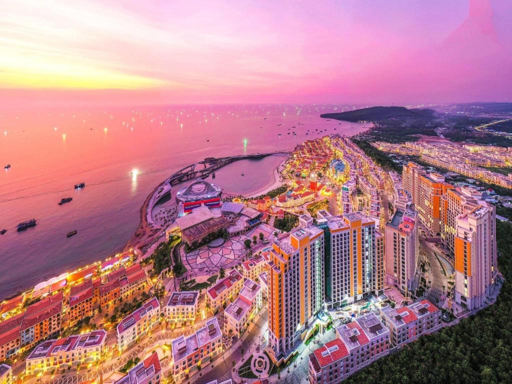 Luxury_spacious_ 02BR apartment _sunset town