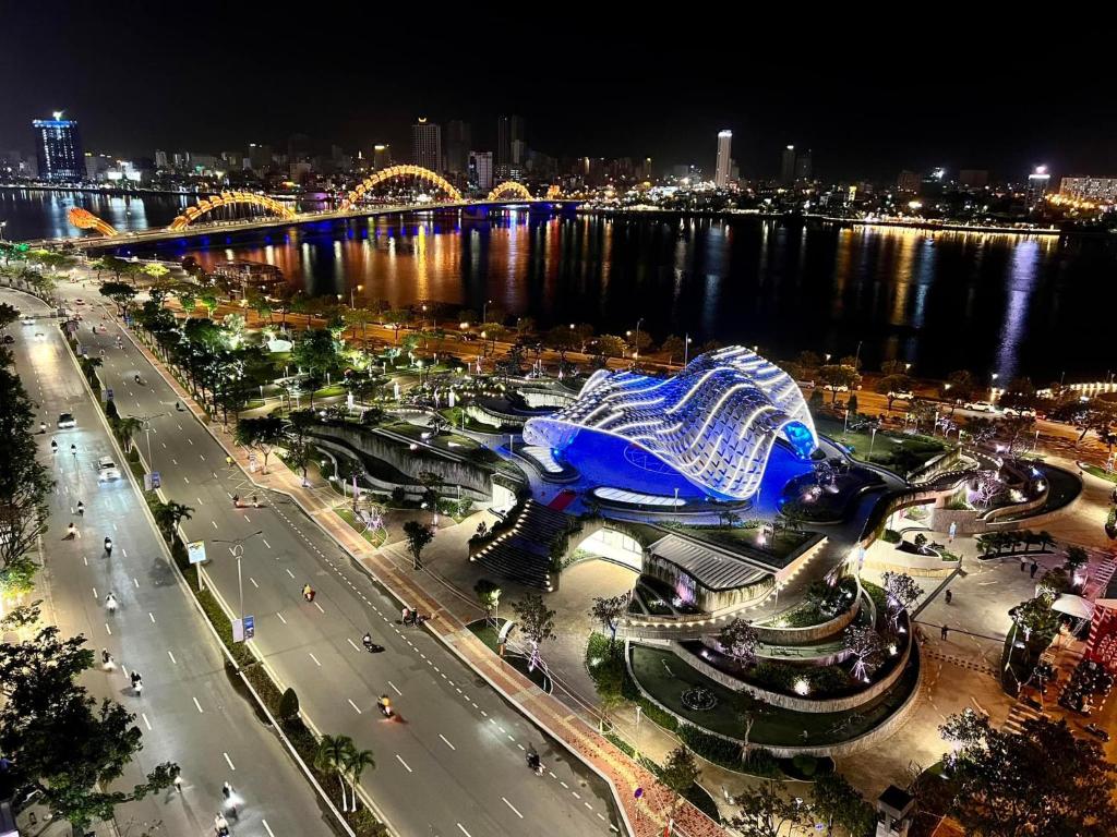 Moonlight Hotel SUITES & Spa VIP - High Floor, The Best View in the City CENTER, DRAGON Bridge View