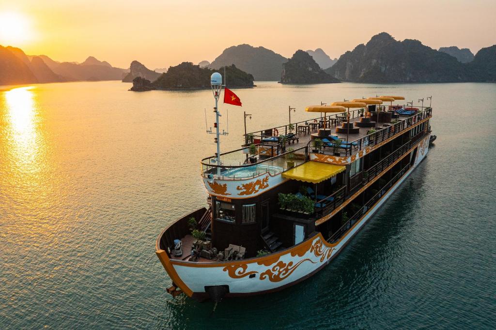 Nostalgia Halong Cruise