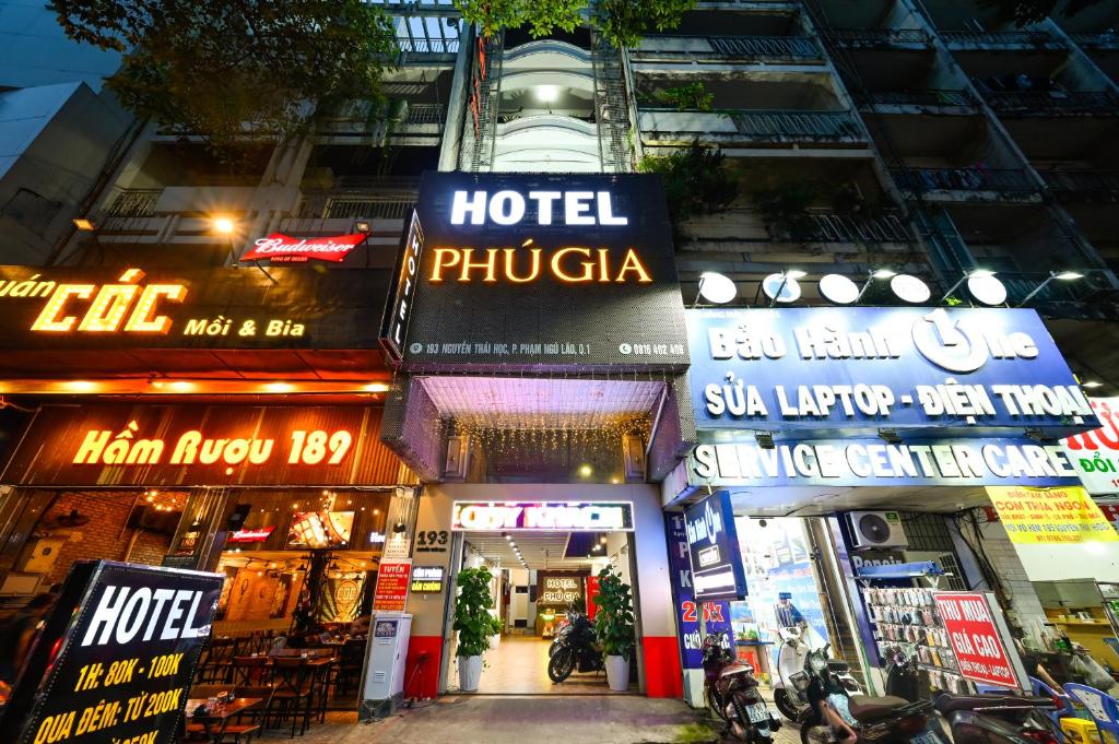 Phu Gia Hotel 193 Nguyen Thai Hoc