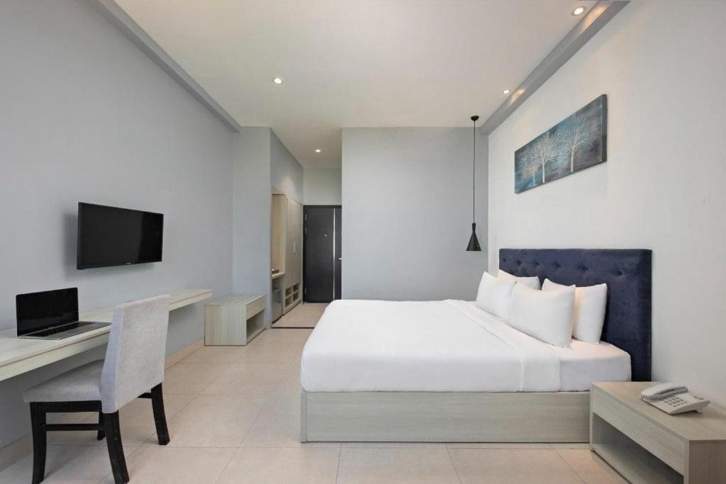 Salem Riverside Hotel Room