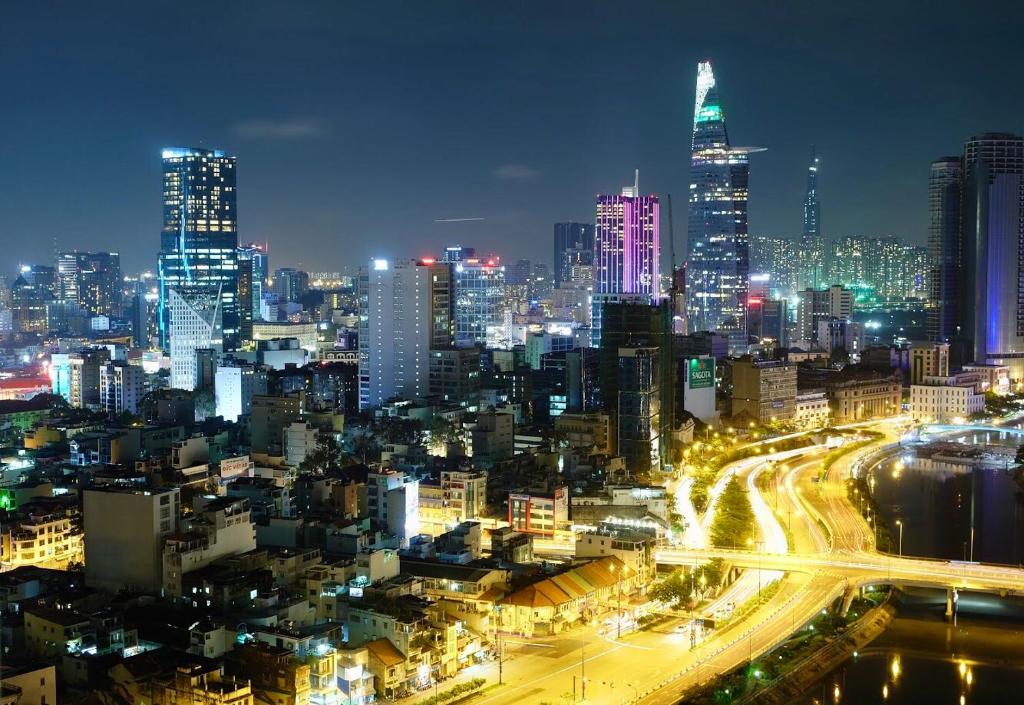 Spacious Saigon - Infinity Pool in Rivergate