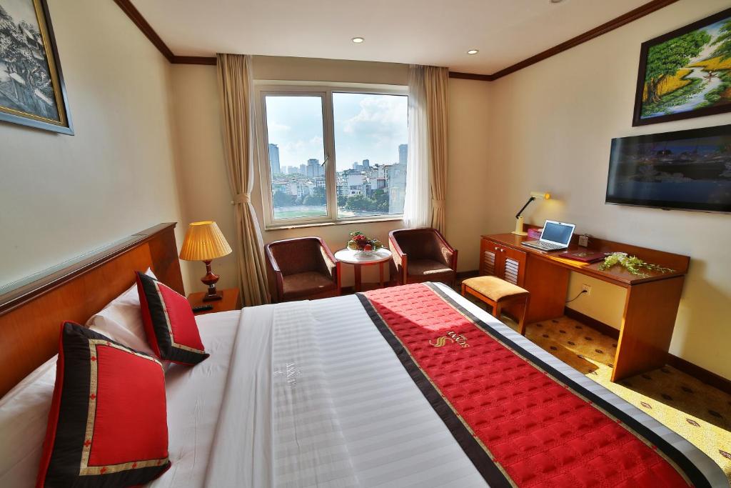 Sunny Hotel 1