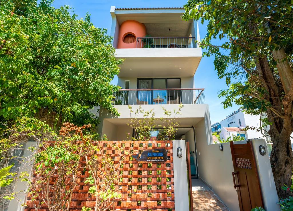 SUNRISE Beachside 4BR Villa - An Bang beach by BEACHSIDE BOUTIQUE HOMES
