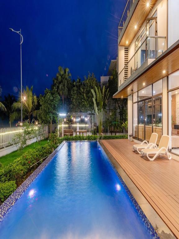 Villa Tuần Châu 10 phòng ngủ - sát biển - bể bơi - sân vườn BBQ